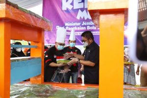 Rekor Muri Bolu Kojo Berbentuk Miniatur Jembatan Ampera yang digelar di halaman Griya Agung Palembang, pada hari Selasa (19/4). (Foto : Humas Prov. Sumsel)
