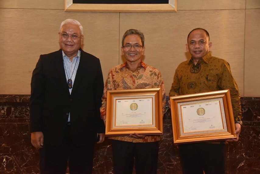 Sekda Sumsel H. S A Supriono didampingi Karo Ekonomi Pemprov Sumsel Afrian Joni dan Dirut Bank Sumsel Babel Achmad Syamsudin bertempat di Ballroom Kenpinski Grand Ballroom Jakarta, pada hari Kamis (14/4). (Foto : Humas Prov. Sumsel)
