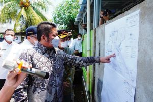 H. Herman Deru meninjau langsung lokasi pembangunan kolam retensi di Kelurahan di kawasan Kebun Bunga tersebut. (Foto : Humas Prov. Sumsel)