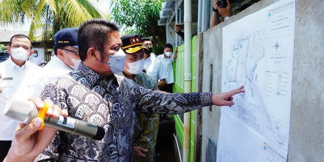 H. Herman Deru meninjau langsung lokasi pembangunan kolam retensi di Kelurahan di kawasan Kebun Bunga tersebut. (Foto : Humas Prov. Sumsel)