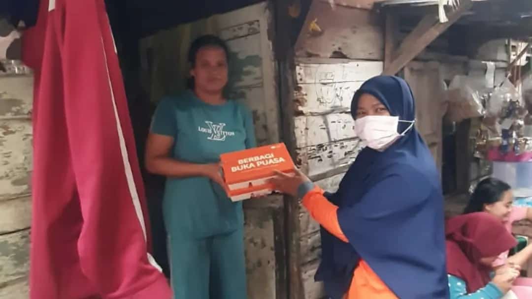 Di hari pertama Ramadhan 1443 H, Rumah Zakat menyalurkan amanah dari para donatur kepada 8.824 penerima manfaat. Bantuan yang telah disalurkan antara lain 1.938 paket Berbagi Buka Puasa, 102 Kado Lebaran Yatim, 91 Bingkisan Lebaran Keluarga, 2.520 paket Syiar Qur’an, 4.170 paket Wakaf Qur’an Braille, dan 3 penerima manfaat Ramadhan Bebas Hutang.