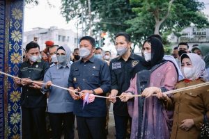 Penghargaan itu diserahkan langsung oleh Ketua P2KSS Hj. Yeni, pada acara launching Pasar Pojok Darussalam yang digelar P2KSS di sekretariat Persaudaraan Nusantara Sumsel Bersatu (PNSB) di kawasan KH. Ahmad Dahlan Palembang, pada hari Senin (4/4) sore. (Foto : Humas Prov. Sumsel)