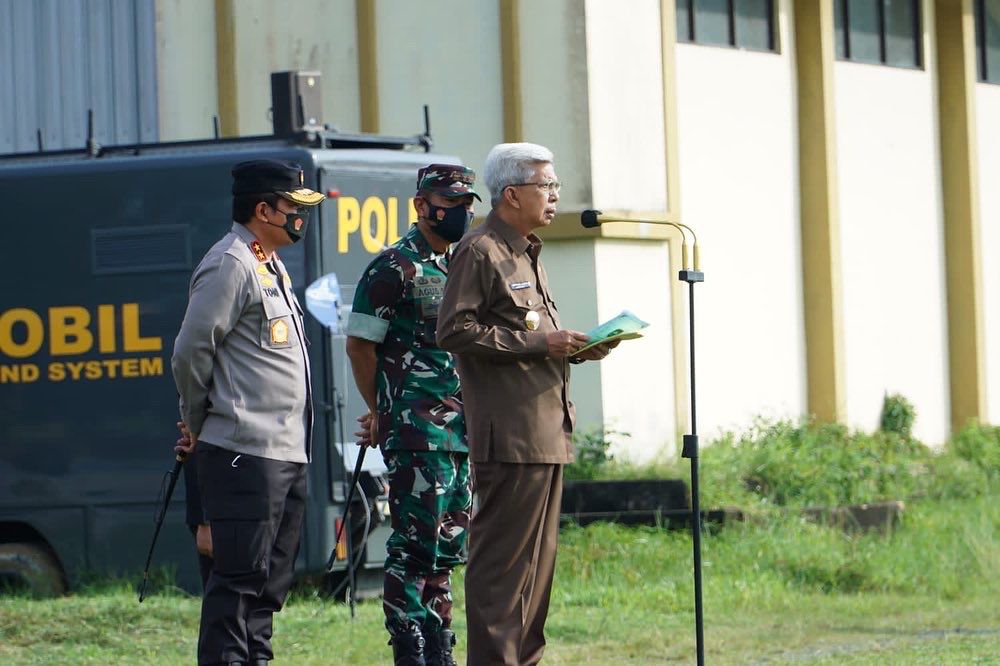 Saat bertindak selaku inspektur upacara (Irup) pada apel gelar pasukan kesiapan Operasi Ketupat Musi 2022 yang digelar di Stadion Wira Bakti Komplek Pakri Palembang, pada hari Jumat (22/4) pagi. (Foto : Humas Prov. Sumsel)
