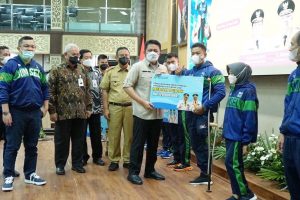 penyerahan bonus tersebut dilakukan di Bina Praja Pemprov Sumsel, pada hari Selasa (26/4) siang. (Foto : Humas Prov. Sumsel)