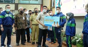 penyerahan bonus tersebut dilakukan di Bina Praja Pemprov Sumsel, pada hari Selasa (26/4) siang. (Foto : Humas Prov. Sumsel)