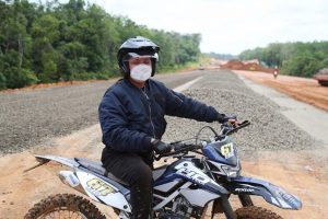 Dengan mengendarai sepeda motor, Gubernur yang didampingi Direktur Teknik dan Operasional PT. Waskita Sriwijaya Tol, Sudirman dan sejumlah Kepala OPD terkait di lingkungan Pemprov Sumsel, pada hari Sabtu (9/4). (Foto : Humas Prov. Sumsel)