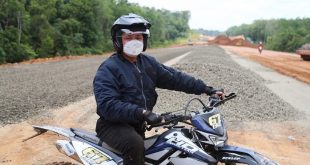 Dengan mengendarai sepeda motor, Gubernur yang didampingi Direktur Teknik dan Operasional PT. Waskita Sriwijaya Tol, Sudirman dan sejumlah Kepala OPD terkait di lingkungan Pemprov Sumsel, pada hari Sabtu (9/4). (Foto : Humas Prov. Sumsel)