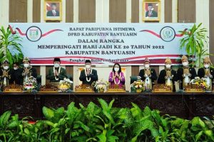 H. Herman Deru ketika memberikan arahan pada Rapat Paripurna Istimewa dalam rangka HUT Kabupaten Banyuasin di ruang rapat paripurna DPRD Kabupaten Banyuasin, pada hari Senin (11/4) siang. (Foto : Humas Prov.go.id