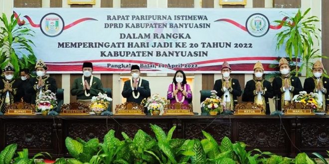 H. Herman Deru ketika memberikan arahan pada Rapat Paripurna Istimewa dalam rangka HUT Kabupaten Banyuasin di ruang rapat paripurna DPRD Kabupaten Banyuasin, pada hari Senin (11/4) siang. (Foto : Humas Prov.go.id