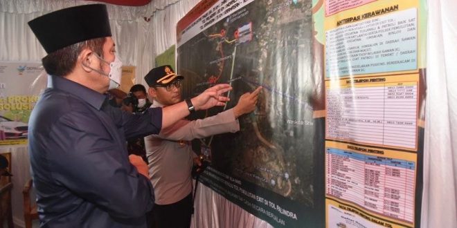 H. Herman Deru saat peninjauan arus mudik di gerbang tol Kayuagung OKI, pada hari Jum'at (29/4). (Foto : Humas Prov. Sumsel)