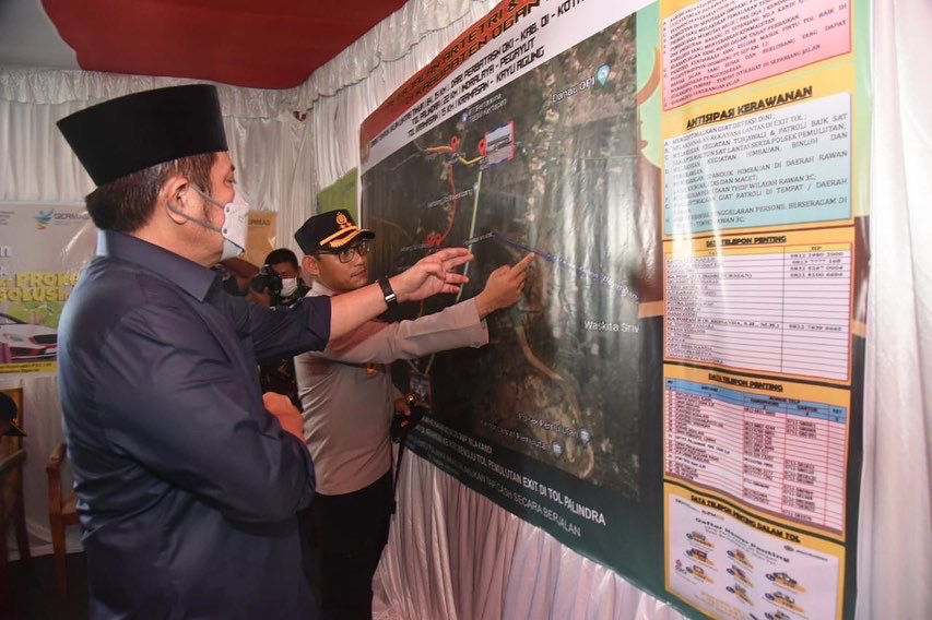 H. Herman Deru saat peninjauan arus mudik di gerbang tol Kayuagung OKI, pada hari Jum'at (29/4). (Foto : Humas Prov. Sumsel)