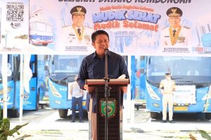 H. Herman Deru melepas keberangkatan ratusan pemudik yang terdaftar sebagai peserta program mudik gratis ke kota tujuan dari terminal alang-alang Lebar Km 12 Palembang menuju sejumlah Kabupaten/kota di Provinsi Sumsel pada hari Jumat (29/4). (Foto : Humas Prov. Sumsel)