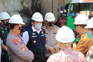 Gubernur Sumsel H. Herman Deru mendampingi Kepala Kepolisian Negara Republik Indonesia (Kapolri) Jenderal Polisi Listyo Sigit Prabowo meninjau produksi minyak curah di PT. Tunas Baru Lampung Tbk, Kabupaten Banyuasin, pada hari Jumat (1/4). (Foto : Humas Prov. Sumsel)