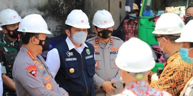 Gubernur Sumsel H. Herman Deru mendampingi Kepala Kepolisian Negara Republik Indonesia (Kapolri) Jenderal Polisi Listyo Sigit Prabowo meninjau produksi minyak curah di PT. Tunas Baru Lampung Tbk, Kabupaten Banyuasin, pada hari Jumat (1/4). (Foto : Humas Prov. Sumsel)