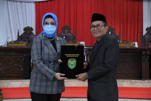 Setelah sebelumnya Pimpinan dan Anggota DPRD Prov. Sumsel turun ke Daerah Pemilihan (Dapil) Masing-masing dalam agenda Reses tahap I tahun 2022 yang dilaksanakan dari tanggal 20 s.d 27 Maret 2022. Hari ini Pimpinan dan Anggota DPRD Provinsi Sumatera Selatan menyampaikan usulan atau aspirasi dari masyarakat dari Dapilnya tersebut pada Rapat Paripurna XLVII (47) dengan agenda penyampai laporan hasil Kegiatan Reses Pimpinan dan Anggota DPRD Sumatera Selatan. (Foto : Humas DPRD Prov. Sumsel)