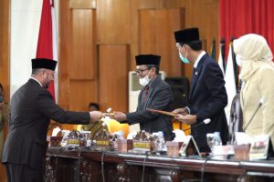 Setelah pada agenda Perdana Rapat Paripurna ke XLVI (46) sebelumnya pada Senin 14/02/2022, Pimpinan dan Anggota DPRD Prov. Sumsel mendengarkan Pejelasan Gubernur terhadap terhadap 4 Rancangan Peraturan Daerah (Raperda) yang sebelumnya telah ditetapkan dalam Program Pembentukan Peraturan Daerah (Propemperda) tahun 2022, Pada Rapat Paripurna ke XLVI (46) lanjutan hari ini Fraksi-fraksi menyampaikan pandangan umum terkait 4 Raperda dimaksud. (Foto : Humas DPRD Prov. Sumsel)
