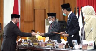 Setelah pada agenda Perdana Rapat Paripurna ke XLVI (46) sebelumnya pada Senin 14/02/2022, Pimpinan dan Anggota DPRD Prov. Sumsel mendengarkan Pejelasan Gubernur terhadap terhadap 4 Rancangan Peraturan Daerah (Raperda) yang sebelumnya telah ditetapkan dalam Program Pembentukan Peraturan Daerah (Propemperda) tahun 2022, Pada Rapat Paripurna ke XLVI (46) lanjutan hari ini Fraksi-fraksi menyampaikan pandangan umum terkait 4 Raperda dimaksud. (Foto : Humas DPRD Prov. Sumsel)