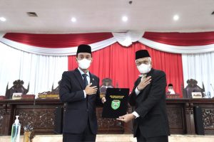 Setelah Senin lalu (21/2/22) Fraksi-fraksi menyampaikan Padangan Umum terhadap 4 Rancangan Peraturan daerah (Raperda) dalam Program Pembentukan Peraturan Daerah (Propemperda) tahun 2022, Hari ini (25/2/22) DPRD Provinsi Sumatera Selatan mendengarkan jawaban Gubernur terhadap Pemandangan Umum Fraksi-fraksi tersebut. Rapat Paripurna XLVI (46) dipimpin oleh Wakil Ketua DPRD Prov. Sumsel; H. Muchendi M, SE, dihadiri oleh Wakil Gubernur Sumsel; Ir. H. Mawardi Yahya serta Pj. Sekretaris Daerah; SA. Supriono, Para Perwakilan OPD dan tamu undangan lain baik secara langsung maupun virtual. (Foto : Humas DPRD Prov. Sumsel)