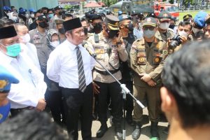Meski harus segera berangkat menghadiri HUT Kabupaten Banyuasin, Gubernur Sumsel H. Herman Deru masih menyempatkan diri menemui mahasiswa yang tergabung dalam organisasi mahasiswa Cipayung Plus, di halaman kantor Gubernur, pada hari Senin (11/4) siang. (Foto : Humas Prov. Sumsel)