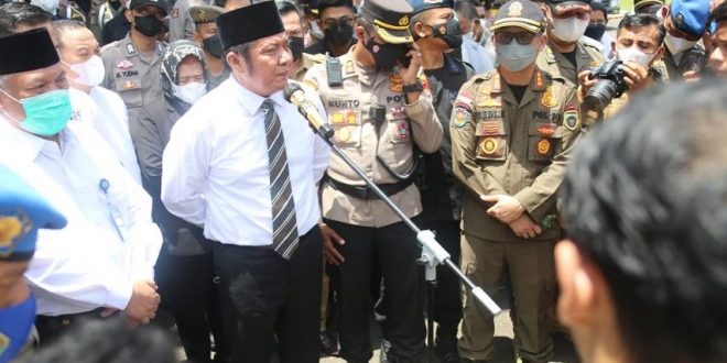 Meski harus segera berangkat menghadiri HUT Kabupaten Banyuasin, Gubernur Sumsel H. Herman Deru masih menyempatkan diri menemui mahasiswa yang tergabung dalam organisasi mahasiswa Cipayung Plus, di halaman kantor Gubernur, pada hari Senin (11/4) siang. (Foto : Humas Prov. Sumsel)