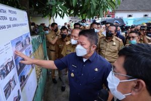 Gubernur H. Herman Deru langsung melakukan tinjauan langsung ke lokasi rencana bedah rumah tersebut pada hari Senin (18/4) siang. (Foto : Humas Prov. Sumsel)