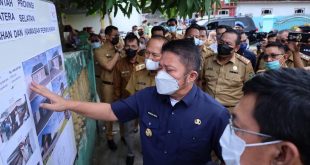 Gubernur H. Herman Deru langsung melakukan tinjauan langsung ke lokasi rencana bedah rumah tersebut pada hari Senin (18/4) siang. (Foto : Humas Prov. Sumsel)