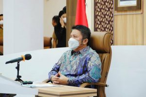 Gubernur Sumsel H. Herman Deru turut hadir secara virtual pembukaan Musyawarah Rencana Pembangunan (Musrenbangnas) 2022 oleh Presiden RI, Joko Widodo bertempat di Command Center Kantor Sumsel, pada hari Kamis (28/4) pagi. (Foto : Humas Prov. Sumsel)