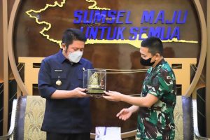 Selamat bergabung dan bertugas di Sumsel. Sekarang ini kita semua fokus pada pembangunan pelabuhan tanjung carat. Dan seperti diketahui juga Sumsel dengan status zero konflik, mudah-mudahan Bapak bisa bersinergi dan berkomitmen menjaga ini, kata H. Herman Deru saat menerima audiensi Danlanal Paembang, Kolonel Laut yang baru Widyo Sasongko di ruang kerjanya, pada hari Senin (4/3). (Foto : Humas Prov. Sumsel)