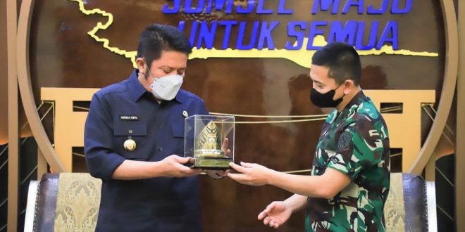 Selamat bergabung dan bertugas di Sumsel. Sekarang ini kita semua fokus pada pembangunan pelabuhan tanjung carat. Dan seperti diketahui juga Sumsel dengan status zero konflik, mudah-mudahan Bapak bisa bersinergi dan berkomitmen menjaga ini, kata H. Herman Deru saat menerima audiensi Danlanal Paembang, Kolonel Laut yang baru Widyo Sasongko di ruang kerjanya, pada hari Senin (4/3). (Foto : Humas Prov. Sumsel)