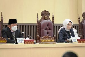 Ketua DPRD Sumsel, Hj. Anita Noeringhati, bersama Gubernur Sumsel, Herman Deru, pada Rapat Paripurna XLVIII (48) yang membahas Laporan Keterangan Pertanggungjawaban Gubernur Sumsel Tahun Anggaran 2021. (foto : Humas DPRD Sumsel)