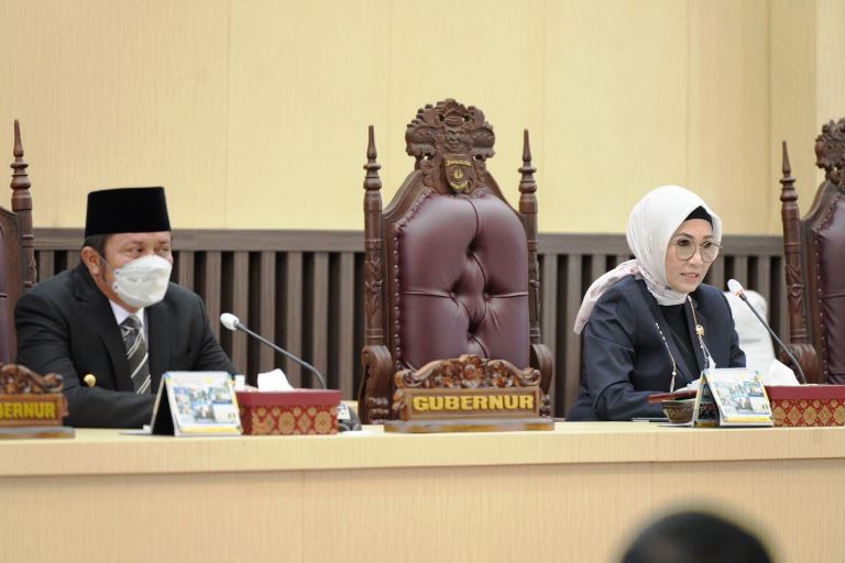 Ketua DPRD Sumsel, Hj. Anita Noeringhati, bersama Gubernur Sumsel, Herman Deru, pada Rapat Paripurna XLVIII (48) yang membahas Laporan Keterangan Pertanggungjawaban Gubernur Sumsel Tahun Anggaran 2021. (foto : Humas DPRD Sumsel)