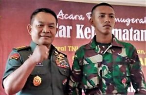 Kepala Staf TNI Angkatan Darat (KASAD), Jenderal TNI Dudung Abdurachman bersama siswa Dikmata TNI AD, Henz D.J Songjanan. (foto : SMSI Sumsel)