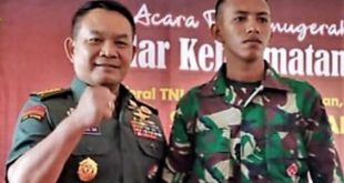 Kepala Staf TNI Angkatan Darat (KASAD), Jenderal TNI Dudung Abdurachman bersama siswa Dikmata TNI AD, Henz D.J Songjanan. (foto : SMSI Sumsel)