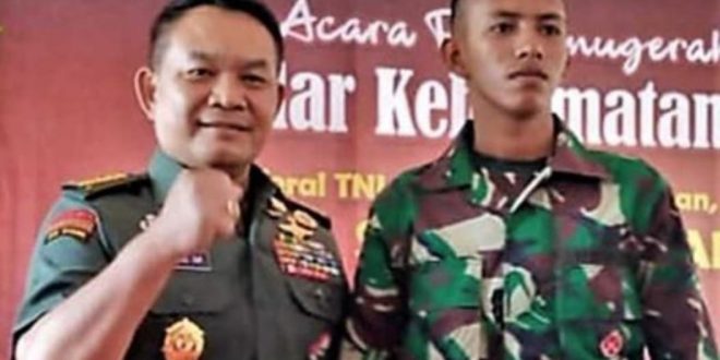 Kepala Staf TNI Angkatan Darat (KASAD), Jenderal TNI Dudung Abdurachman bersama siswa Dikmata TNI AD, Henz D.J Songjanan. (foto : SMSI Sumsel)