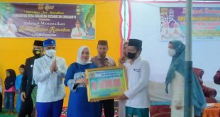 Bupati Kabupaten Musi Rawas (Mura), Hj. Ratna Machmud, di dampingi Ketua PKK Musi Rawas, H. Ir. Riza Novanto Gustam, melakukan kunjungan kerja ke Desa Sukarena Kecamatan Sukakarya. (foto : Febri)