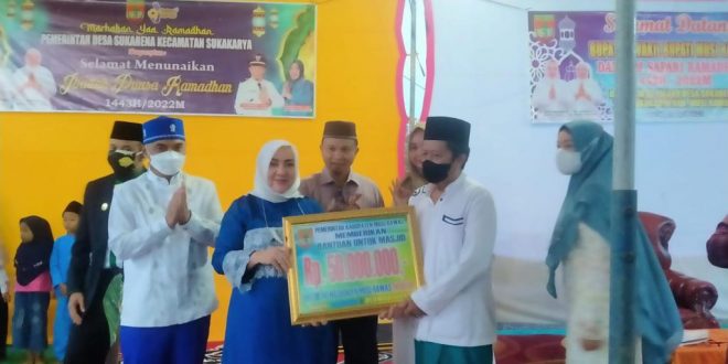 Bupati Kabupaten Musi Rawas (Mura), Hj. Ratna Machmud, di dampingi Ketua PKK Musi Rawas, H. Ir. Riza Novanto Gustam, melakukan kunjungan kerja ke Desa Sukarena Kecamatan Sukakarya. (foto : Febri)