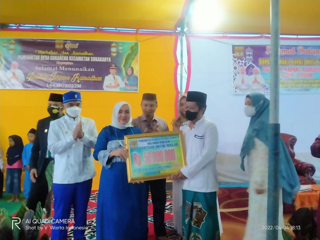 Bupati Kabupaten Musi Rawas (Mura), Hj. Ratna Machmud, di dampingi Ketua PKK Musi Rawas, H. Ir. Riza Novanto Gustam, melakukan kunjungan kerja ke Desa Sukarena Kecamatan Sukakarya. (foto : Febri)