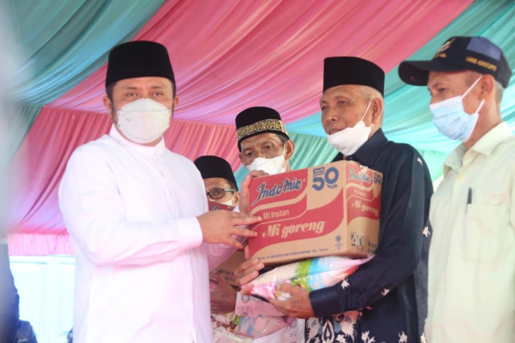 Gubernur Sumsel H. Herman Deru menyerahkan bantuan berupa paket sembako kepada masyarakat di dua desa di Kecamatan Cempaka Kabupaten OKU Timur, pada hari Jum’at (15/4). (Foto : Humas Prov. Sumsel)