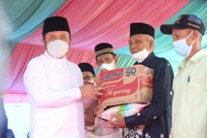 Gubernur Sumsel H. Herman Deru menyerahkan bantuan berupa paket sembako kepada masyarakat di dua desa di Kecamatan Cempaka Kabupaten OKU Timur, pada hari Jum’at (15/4). (Foto : Humas Prov. Sumsel)