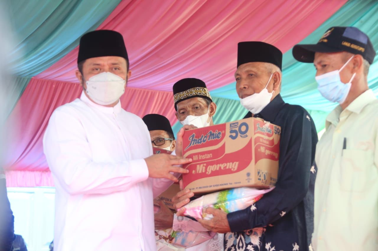 Gubernur Sumsel H. Herman Deru menyerahkan bantuan berupa paket sembako kepada masyarakat di dua desa di Kecamatan Cempaka Kabupaten OKU Timur, pada hari Jum’at (15/4). (Foto : Humas Prov. Sumsel)