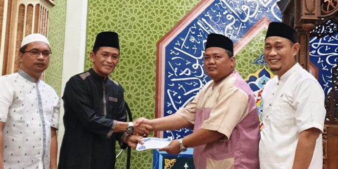 Ketua DPD Partai NasDem Kota Lubuklinggau, Yopi Karim, bersama pengurus, saat memberikan bantuan ke masjid dalam rangka Safari Ramadhan tahun 2022. (foto : musinews.id/Jamil)