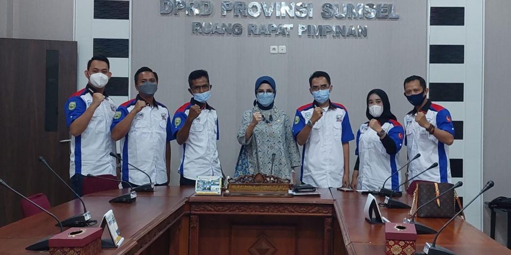 Ketua DPRD Sumsel, Hj. R.A. Anita Noeringhati, menerima audiensi Ketua dan Anggota KSSS di ruang rapat Ketua DPRD Sumsel, pada hari Selasa tanggal 19 April 2022. (foto : SMSI Sumsel)