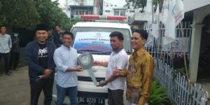 Pengurus DPW BADAR Sumsel menerima bantuan satu unit mobil ambulance dari Bomba Grup. (foto : SMSI Sumsel)