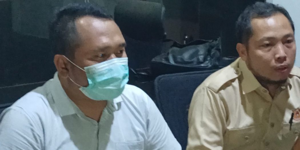 Media Officer Sriwijaya FC, Hendra Kusuma, bersama Sekretaris Tim, Rizki Perdana, saat menggelar konferensi pers pada hari Rabu tanggal 14 April 2022 di KONI Sumsel. (foto : MusiNews.id/Oyong Hairudin)