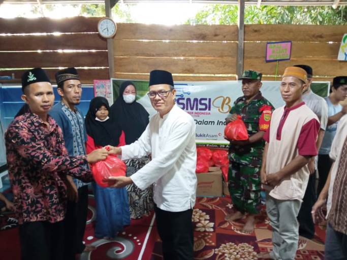 Pengurus SMSI Muara Enim menyerahkan bantuan kepada pengurus Rumah Qur'an Al Uswah pada hari Jum'at tanggal 29 April 2022. (foto : SMSI Sumsel)