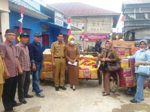 Pengurus dan Anggota IKBA Sumsel memberikan bantuan kepada korban kebakaran di Desa Sungsang, Kabupaten Banyuasin. (foto : SMSI Sumsel)