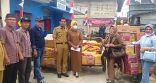 Pengurus dan Anggota IKBA Sumsel memberikan bantuan kepada korban kebakaran di Desa Sungsang, Kabupaten Banyuasin. (foto : SMSI Sumsel)