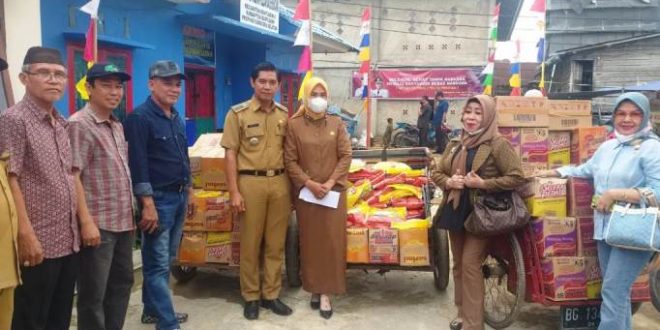 Pengurus dan Anggota IKBA Sumsel memberikan bantuan kepada korban kebakaran di Desa Sungsang, Kabupaten Banyuasin. (foto : SMSI Sumsel)