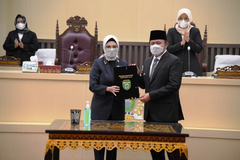 Ketua DPRD Sumsel, Hj. Anita Noeringhati, bersama Gubernur Sumsel, Herman Deru, setelah penandatanganan Keputusan DPRD Sumsel pada Rapat Paripurna XLVIII (48) yang membahas Laporan Keterangan Pertanggungjawaban Gubernur Sumsel Tahun Anggaran 2021. (foto : Humas DPRD Sumsel)