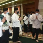 Gubernur Sumsel, Herman Deru, menghadiri acara salat Isya, tarawih, serta witir berjamaah ini, diinisiasi oleh Bank Sumsel Babel di area lobi Kantor Pusat Bank Sumsel Babel, kawasan Jakabaring, Palembang, pada hari Rabu malam, tanggal 6 April 2022. (MUSINEWS.ID/TRI)